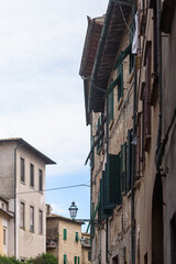 Fassaden  mit Himmel und Wolken in Italien, Volterra