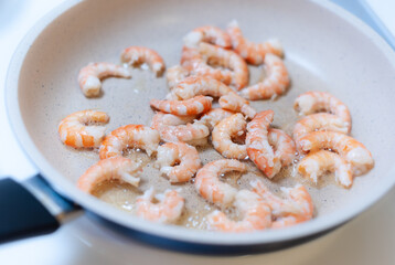 Shrimp fried in a white ceramic pan