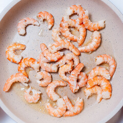 Shrimp fried in a white ceramic pan