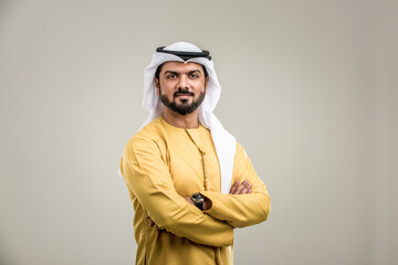 Arabian man with traditional emirates dress - obrazy, fototapety, plakaty