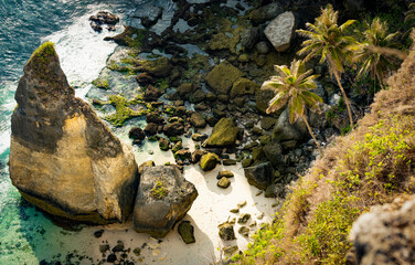 View from above, stunning aerial view of a white sand beach bathed by a turquoise sea. Diamond Beach is an untouched, white-sand beach on the eastern tip of Nusa Penida, Indonesia.