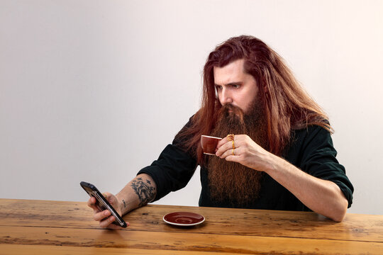 caff&egrave;, barbone, hipster, barba lunga, stress, nervoso, pensieroso, espresso, barba, urlo, arrabbiato, capelli lunghi, lunghissimi, napoli, arrabbiare, italia, europa, tattoo, tatuaggi, poeta, artista,