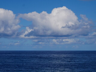Fototapeta na wymiar Paisaje de mar y nubes