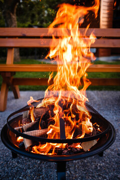Lagerfeuer, Feuerschale, Feuer, Flamme, Campfire, Holz, Glut, brennt, heiß, Abend, gemütlich, Sommer,