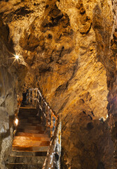 Vue de l'intérieur de la grotte La Merveilleuse de Dinant, Belgique 