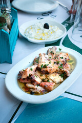 Marinierter Oktopus und Tzatziki