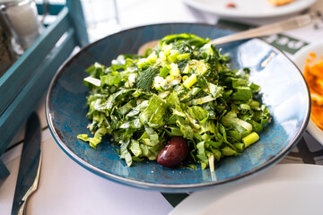 Grüner Salat in einem blauen Teller