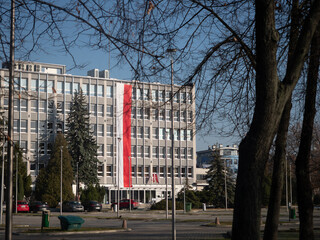 Kielce, święto narodowe, flaga na budynku urzędu wojewódzkiego, 11 listopada 