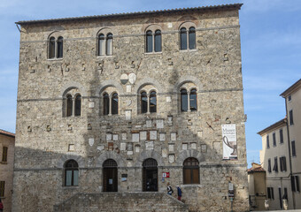 Fototapeta na wymiar Palazzo Pretorio a Massa Marittima