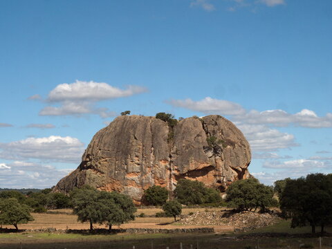 Pena Gorda, ein etwa 40 Meter hoher Granit- bzw. Syenitfelsen, ist die Hauptattraktion des Gebiets um die nordspanische Kleinstadt La Pena.