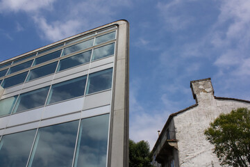 Contrast between modern and traditional architecture