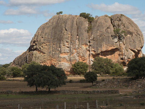 Pena Gorda, ein etwa 40 Meter hoher Granit- bzw. Syenitfelsen, ist die Hauptattraktion des Gebiets um die nordspanische Kleinstadt La Pena.
