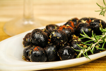 Black olives seasoned with paprika, olive oil and oregano
