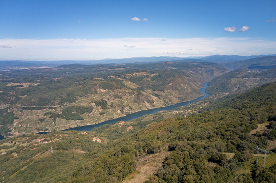 Das Tal des Sil und die Huegellandschaft von Galicien.