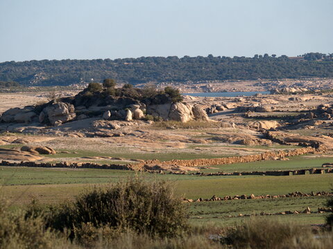 Landschaft am Auslaeufer des Almendra-Stausees