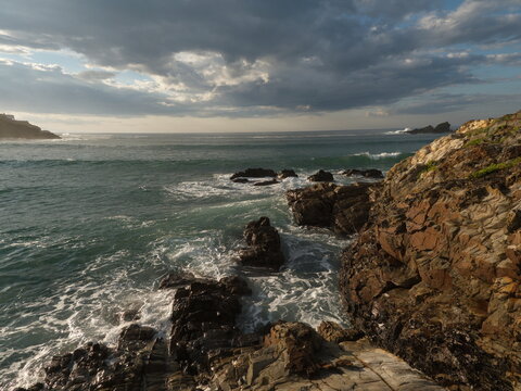 Strand der nordspanischen Stadt Tapia de Casariego in Asturien