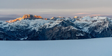 Winter - Sonnenuntergang in den verschneiten Alpen