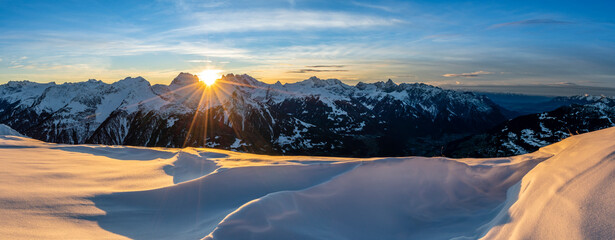 Winter - Sonnenuntergang in den verschneiten Alpen