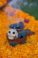 Vasija con ofrenda de copal en altar de Día de Muertos, México