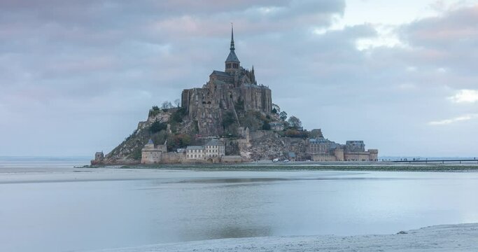 Mar&eacute;e basse au Mont-Saint-Michel &agrave; la tomb&eacute;e de nuit en France