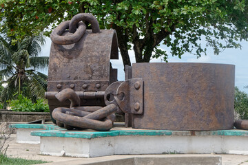 Les chaînes brisées à Cayenne en mémoire à l'esclavage - Guyane française