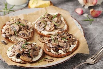 Open sandwiches with grilled mushrooms