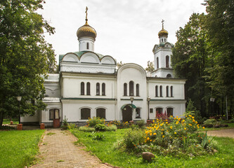 Fototapeta na wymiar Church of Peter and Paul in Karacharovo near Konakovo. Russia