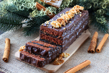 Świąteczny piernik w polewie czekoladowej z nadzieniem śliwkowym i orzechami 
