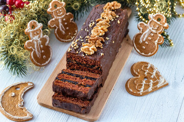 Świąteczny piernik w polewie czekoladowej z nadzieniem śliwkowym i orzechami 