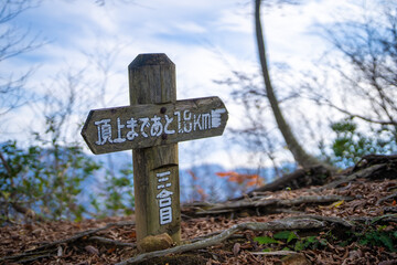 入善町、黒部宇奈月温泉や白馬岳を眺められる富山県入善町の負釣山を紅葉の時期に登山する風景 A view of climbing Mt.Oiturushiyama in Nyuzen-cho, Toyama Prefecture, with views of Kurobe Unazuki Onsen and Mt.Shirouma-dake, during the season of autumn