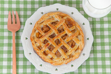 アップルパイとハートのコップのミルク