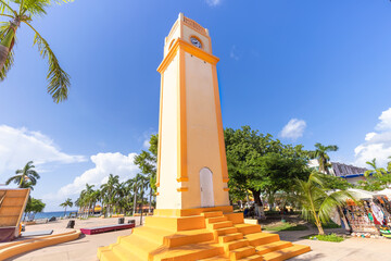 Obraz premium San Miguel de Cozumel, Mexico, Central Plaza and colorful colonial city downtown streets during peak months of high tourist season.