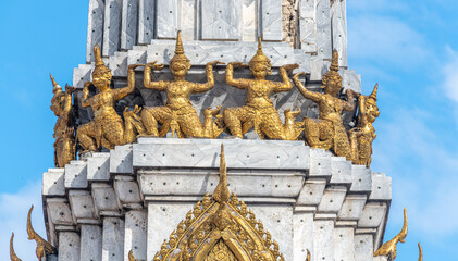 Obraz premium Golden Buddha statues at Wat Pho in Bangkok