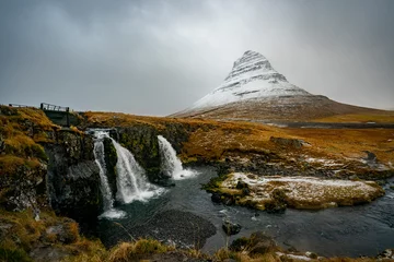 Papier Peint photo autocollant Kirkjufell Kirkjufell mountain in Iceland sits covered in snow.
