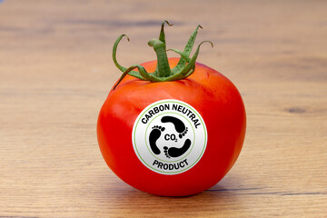 tomato with carbon neutral product label, consumer labels on food to help sustainable and ethical consumption - obrazy, fototapety, plakaty