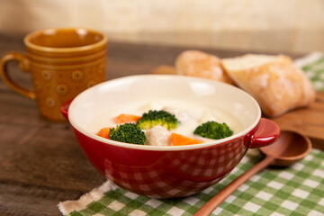 パンとたっぷり入った熱々のシチュー