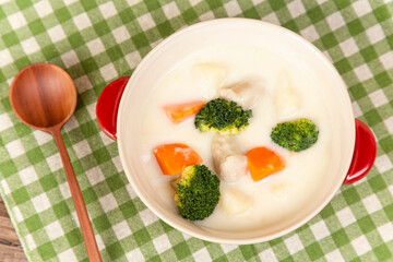 上から見たシチューとスプーン