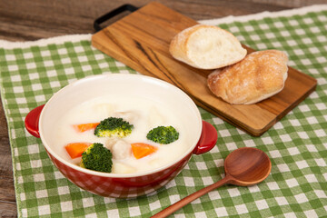 温かいご飯のイメージ　パンとクリームシチュー