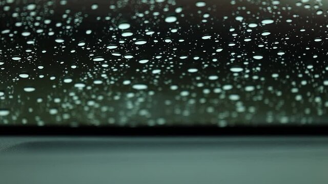 車の窓ガラスに降る雨　水滴