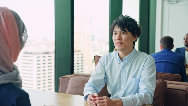 ミーティングする日本人男性　グローバルビジネス