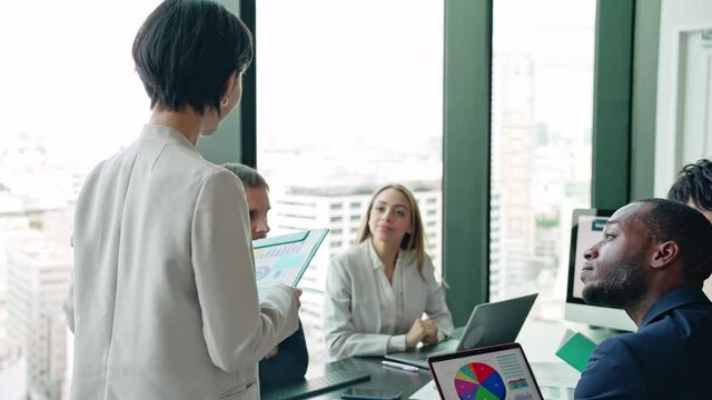 ミーティングする多国籍グループ　グローバルビジネス