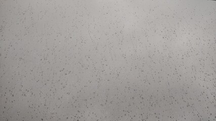 水滴が無数に着いたガラス面