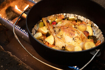 キャンプにピッタリ！とっても美味しいダッチオーブンのローストチキン