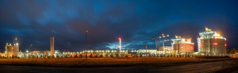 LNG GasPort, LNG transmission installations and gas tanks