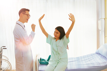 Obraz premium Doctor raised his fist very joyfully to the returning female patient in the recovery room : Happiness and encouragement of patients received from the cured doctor concept