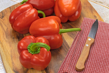 poivrons rouges mûrs sur fond de bois