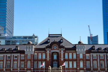 Fototapeta na wymiar 東京駅と周辺のビル群の風景