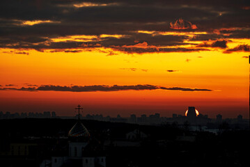Naklejka premium sunset over city sky, nature background