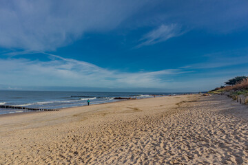 Schöner Strandspaziergang an der polnischen Ostsee vor den Toren von Mielno - Polen