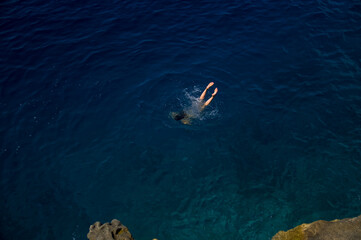 Laguna młoda kobieta nurkowanie w lazurowej wodzie - obrazy, fototapety, plakaty